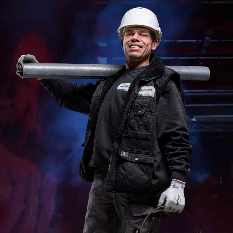 Bouwvakker bouwplaatsmedewerker met bouwmaterialen in de hand
