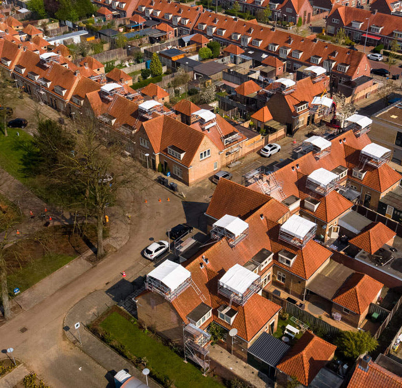 In Drents dorp in Eindhoven hebben wij 350 schoorstenen van woningen van Woonbedrijf, mogen renoveren in opdracht van Ballast Nedam.