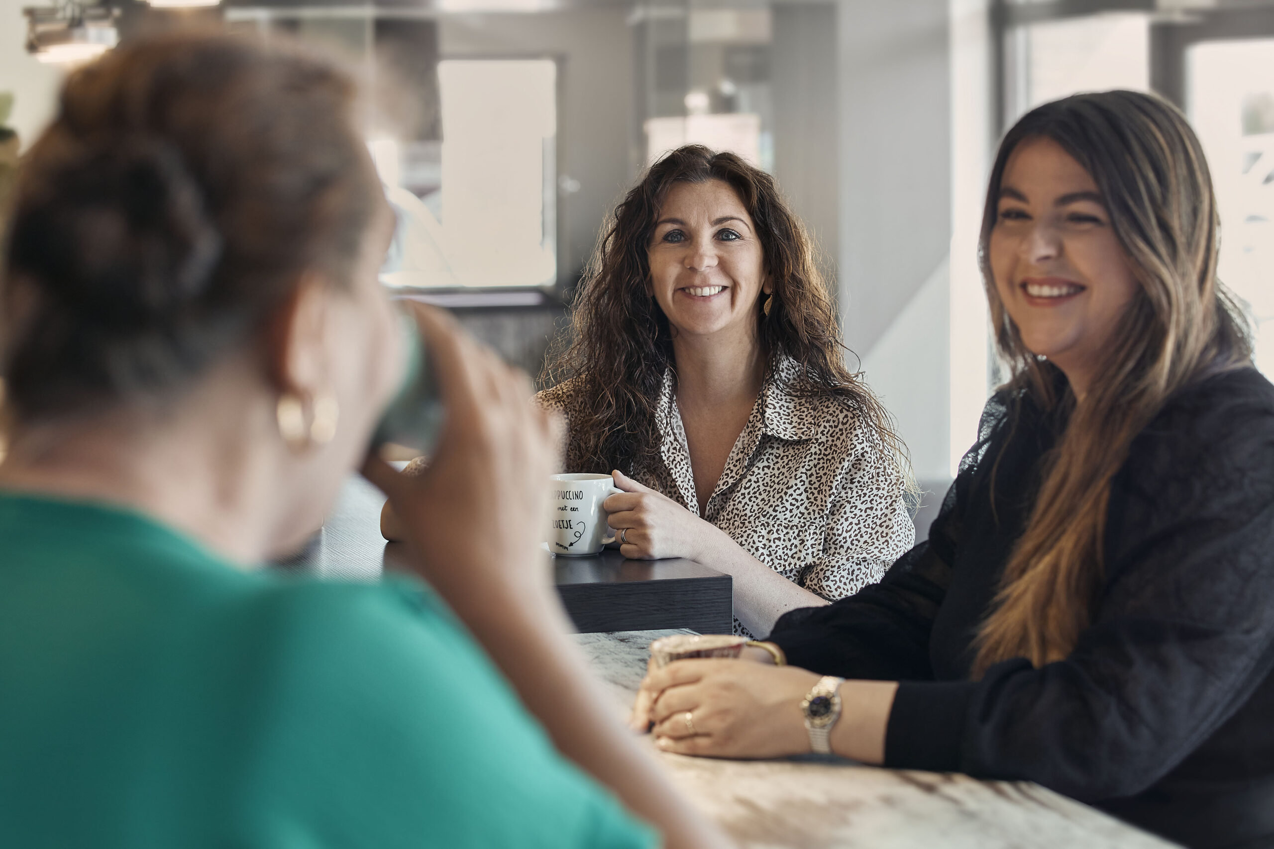 Drie vrouwen die koffie drinken in het Orly & Endevoetshuis waar ze duurzaam renoveren, planmatig onderhoud en restaureren