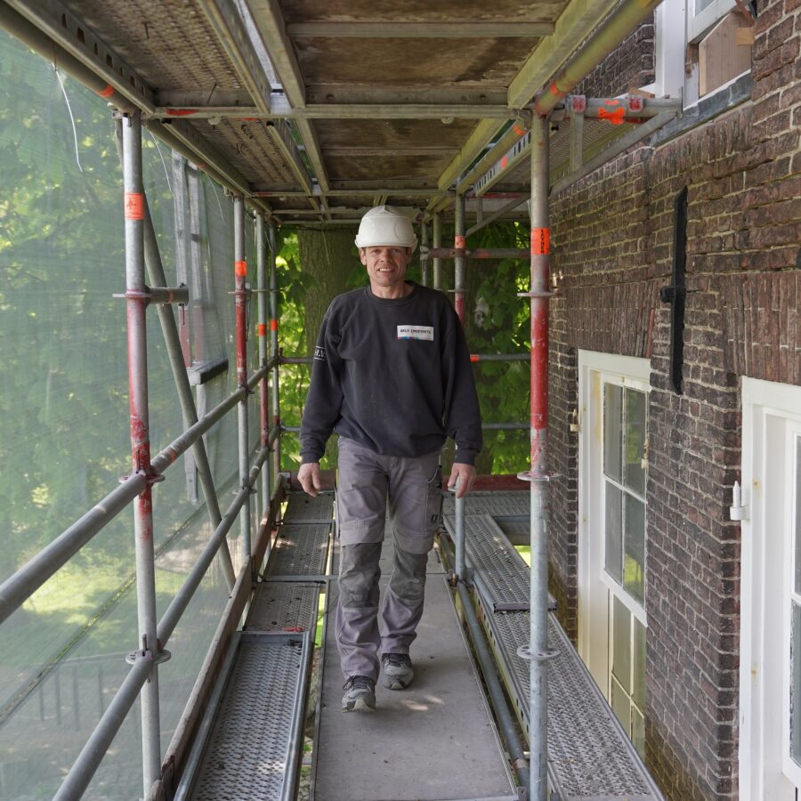 Een bouwvakker bouwplaatsmedewerker op een steiger