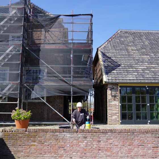 Een rijksmonument in de steigers