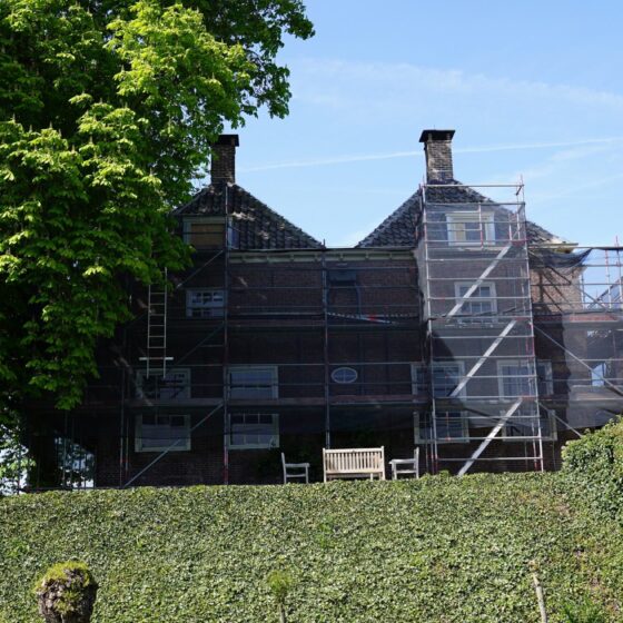 Een rijksmonument in de steigers