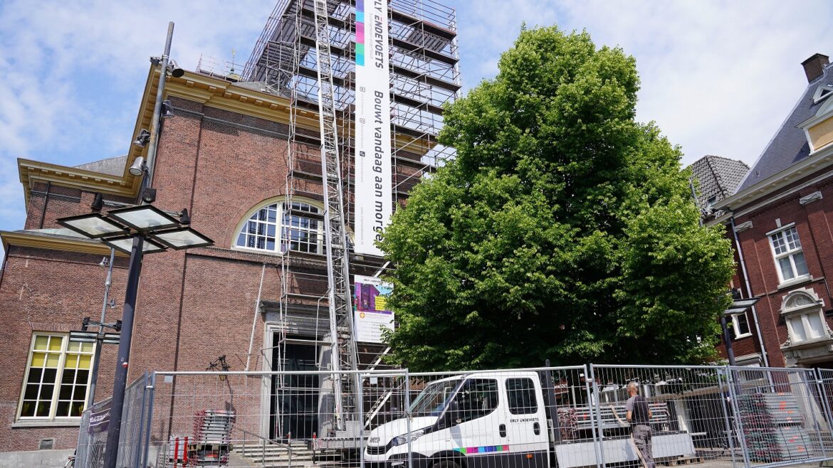 Steiger voor de Grote Kerk in 's-Hertogenbosch met aan de steiger steigerdoeken bevestigd
