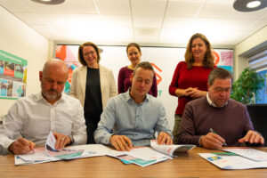 Berrie Endevoets van Orly & Endevoets, Mark Wonders van Woonmeij en Gerard Dinnessen van Caspar de Haan zetten hun handtekening onder het handboek verduurzaming.